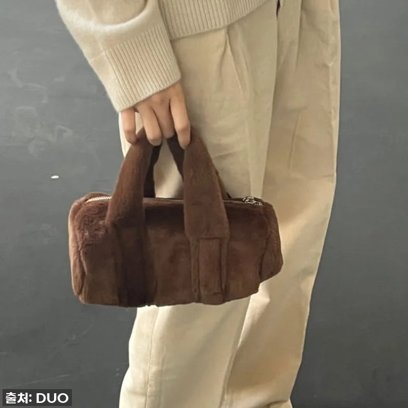 이 가격에 이 퀄리티 실화? 🌨️ 한겨울 스타일 책임지는 원통 페이크 퍼 미니 토트백 찐후기! 8 이 가격에 이 퀄리티 실화? 🌨️ 한 관련 이미지 1