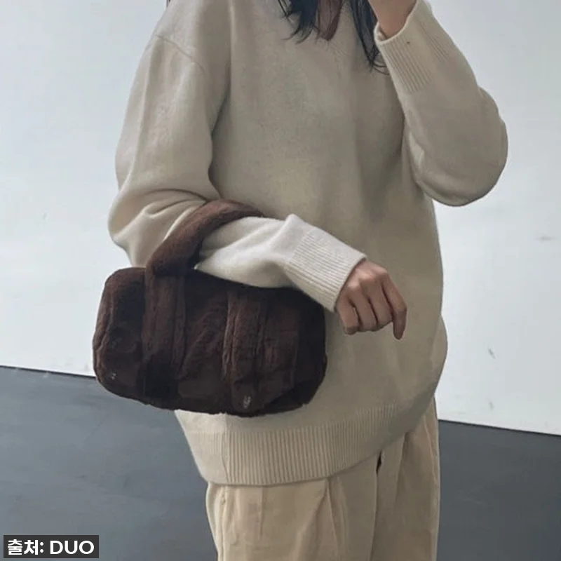 이 가격에 이 퀄리티 실화? 🌨️ 한겨울 스타일 책임지는 원통 페이크 퍼 미니 토트백 찐후기! 9 이 가격에 이 퀄리티 실화? 🌨️ 한 관련 이미지 2