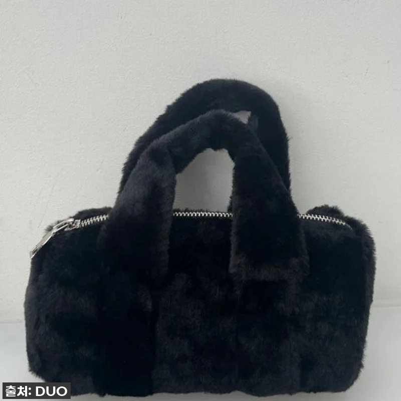 이 가격에 이 퀄리티 실화? 🌨️ 한겨울 스타일 책임지는 원통 페이크 퍼 미니 토트백 찐후기! 11 이 가격에 이 퀄리티 실화? 🌨️ 한 관련 이미지 4