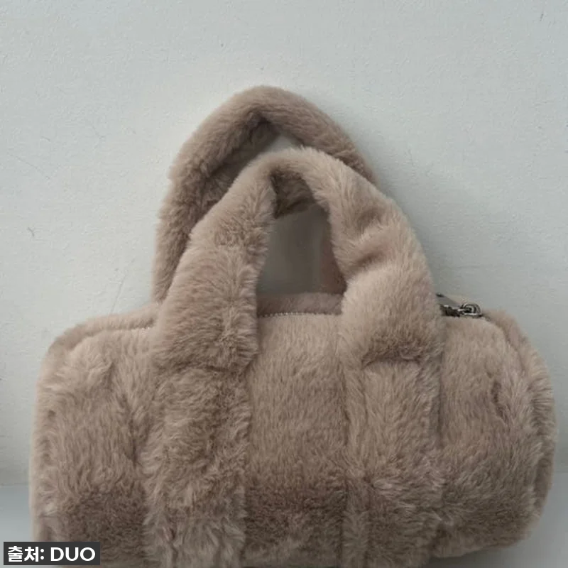 이 가격에 이 퀄리티 실화? 🌨️ 한겨울 스타일 책임지는 원통 페이크 퍼 미니 토트백 찐후기! 12 이 가격에 이 퀄리티 실화? 🌨️ 한 관련 이미지 5