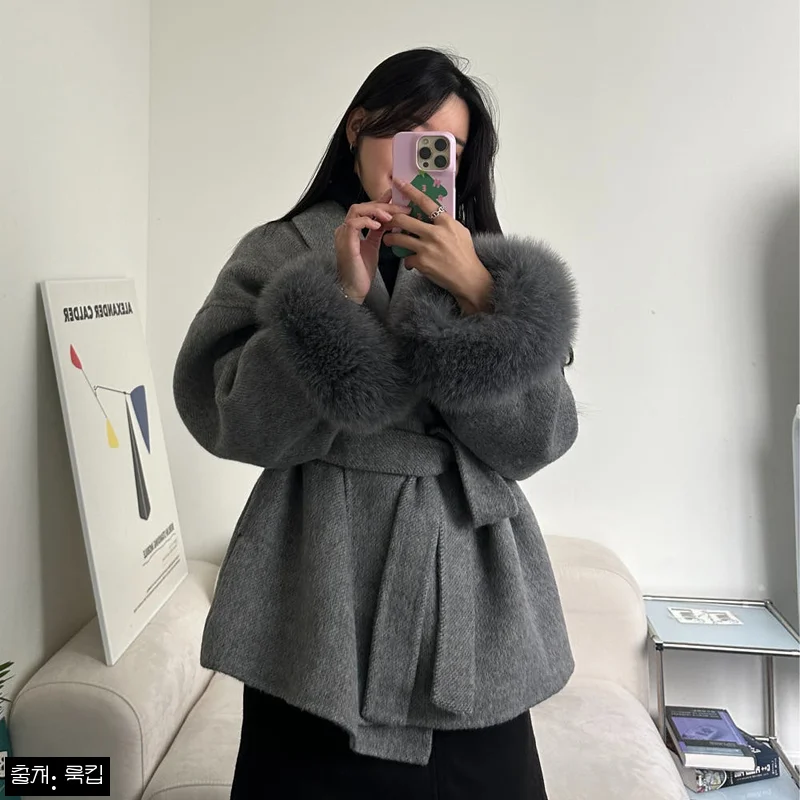 핸드메이드반코트 여성 겨울 하프 케이프 숄카라 룩킵, 울 100%와 탈부착 폭스퍼가 눈길 가는 겨울 아우터